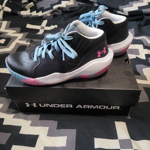NWT Girls Sz 1Y Under Armour Basketball Shoes